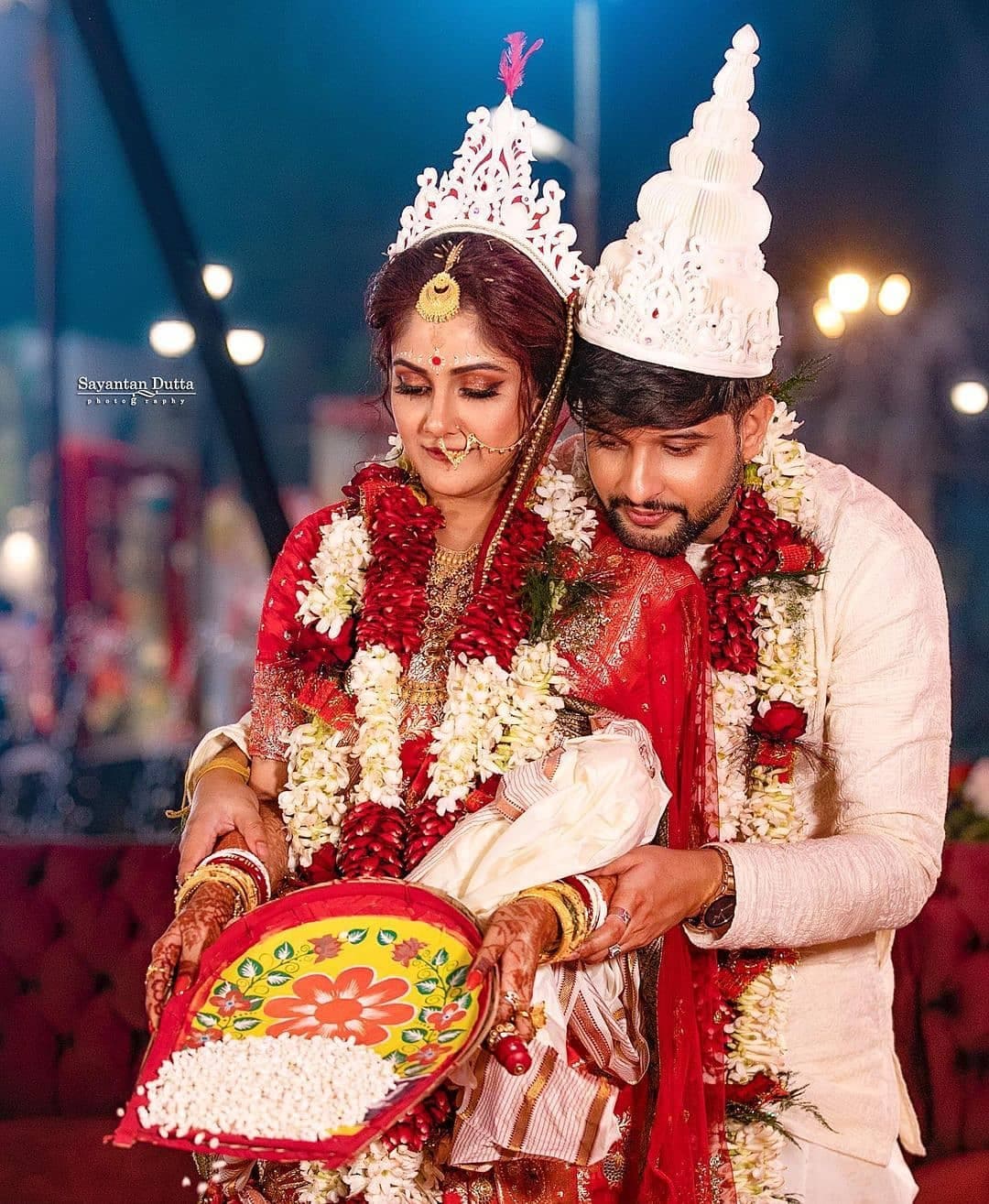 • দু’জনেই জনপ্রিয় দুই ধারাবাহিকের মুখ্য চরিত্রে । ফলে ছুটি তেমন নেই বললেই চলে । রিসেপশন পার্টিও তাই হয়নি এখনও । দূরে কোথাও হনিমুনেও যেতে পারেননি নীল-তৃণা । নিজেদের মতো করেই বিয়ে এবং ঘরোয়া বৌভাতের পর্ব মিটিয়ে ফের কাজে ফিরবেন তাঁরা । • দু’জনেই জনপ্রিয় দুই ধারাবাহিকের মুখ্য চরিত্রে । ফলে ছুটি তেমন নেই বললেই চলে । রিসেপশন পার্টিও তাই হয়নি এখনও । দূরে কোথাও হনিমুনেও যেতে পারেননি নীল-তৃণা । নিজেদের মতো করেই বিয়ে এবং ঘরোয়া বৌভাতের পর্ব মিটিয়ে ফের কাজে ফিরবেন তাঁরা ।