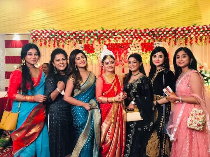 • সোহিনীর বন্ধুরাও বেশিরভাগই টলিউডের জনপ্রিয় মুখ । মিষ্টি দাস, প্রত্যুষা পাল, ঐশ্বর্য সেন, ভাবনা বন্দ্যোপাধ্যায়, সোনাল মিশ্র । • সোহিনীর বন্ধুরাও বেশিরভাগই টলিউডের জনপ্রিয় মুখ । মিষ্টি দাস, প্রত্যুষা পাল, ঐশ্বর্য সেন, ভাবনা বন্দ্যোপাধ্যায়, সোনাল মিশ্র ।