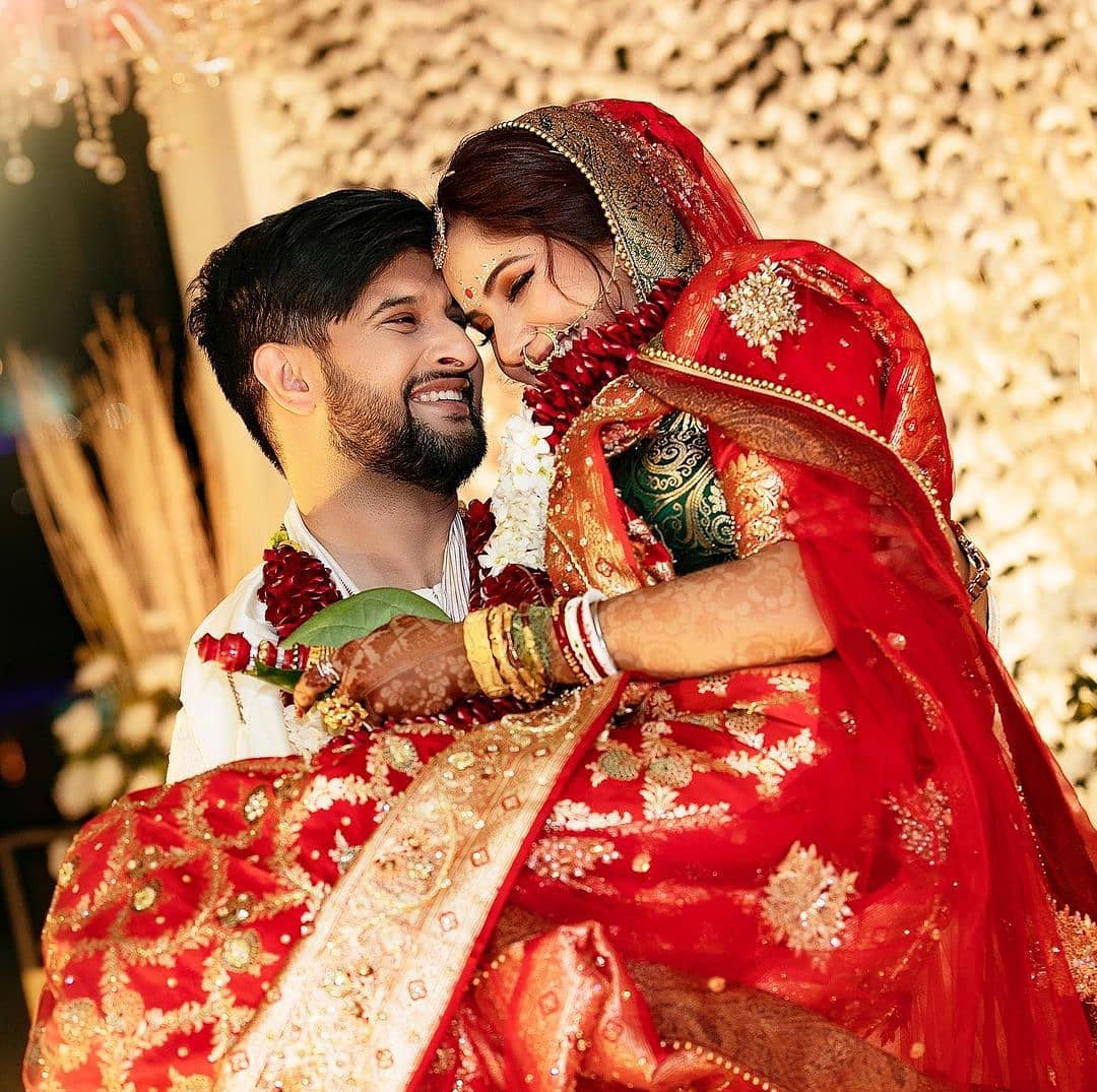 • কিন্তু এরই মধ্যে ঘটেছে একটি অদ্ভুত ঘটনা । সকলেই জানেন নীল ভট্টাচার্য্যের সঙ্গে বিয়ে হয়েছে তৃণা সাহার । সাত পাক, শুভদৃষ্টি, মালাবদল, সিঁদুরদান...সবটাই হয়েছে নিয়ম মেনে । কিন্তু গোল বেঁধেছে বিয়ের দিনই তৃণার ভেরিফায়েড অ্যাকাউন্ট থেকে করা একটি পোস্ট নিয়ে । • কিন্তু এরই মধ্যে ঘটেছে একটি অদ্ভুত ঘটনা । সকলেই জানেন নীল ভট্টাচার্য্যের সঙ্গে বিয়ে হয়েছে তৃণা সাহার । সাত পাক, শুভদৃষ্টি, মালাবদল, সিঁদুরদান...সবটাই হয়েছে নিয়ম মেনে । কিন্তু গোল বেঁধেছে বিয়ের দিনই তৃণার ভেরিফায়েড অ্যাকাউন্ট থেকে করা একটি পোস্ট নিয়ে ।