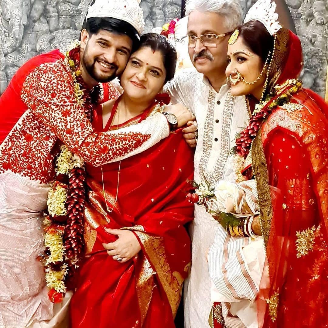 • তাঁদের একমাত্র ছেলে নীল ওরফে জিতু । আর তাঁর নববিবাহিত স্ত্রী তৃণা.... এখন তাঁরাই শ্বশুরবাড়ির সমস্ত আকর্ষণের মধ্যমণি । ছবি: ইনস্টাগ্রাম। • তাঁদের একমাত্র ছেলে নীল ওরফে জিতু । আর তাঁর নববিবাহিত স্ত্রী তৃণা.... এখন তাঁরাই শ্বশুরবাড়ির সমস্ত আকর্ষণের মধ্যমণি । ছবি: ইনস্টাগ্রাম।