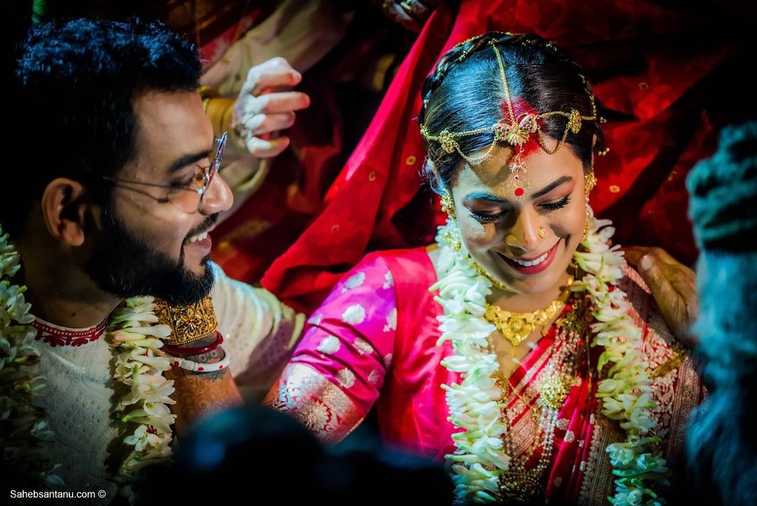 • নববধূর সিঁথি ভর্তি সিঁদুর থাকলেও হাতে ছিল না শাঁখা-পলা । এরপরেই নেটিজেনদের একাংশ নীতি পুলিশের ভূমিকা নিয়ে তাঁর সমালোচনা শুরু করেন । কেউ বলেন, বিয়ের পরপরই শাঁখা-পলা খোলা উচিত হয়নি । কেউ আবার বলেন, যতই তিনি তারকা হন না কেন, তিনি একজন বাঙালি হিন্দু ঘরের বৌ । তাই এই নিয়ম অমান্য করা তাঁর উচিত হয়নি । • নববধূর সিঁথি ভর্তি সিঁদুর থাকলেও হাতে ছিল না শাঁখা-পলা । এরপরেই নেটিজেনদের একাংশ নীতি পুলিশের ভূমিকা নিয়ে তাঁর সমালোচনা শুরু করেন । কেউ বলেন, বিয়ের পরপরই শাঁখা-পলা খোলা উচিত হয়নি । কেউ আবার বলেন, যতই তিনি তারকা হন না কেন, তিনি একজন বাঙালি হিন্দু ঘরের বৌ । তাই এই নিয়ম অমান্য করা তাঁর উচিত হয়নি ।