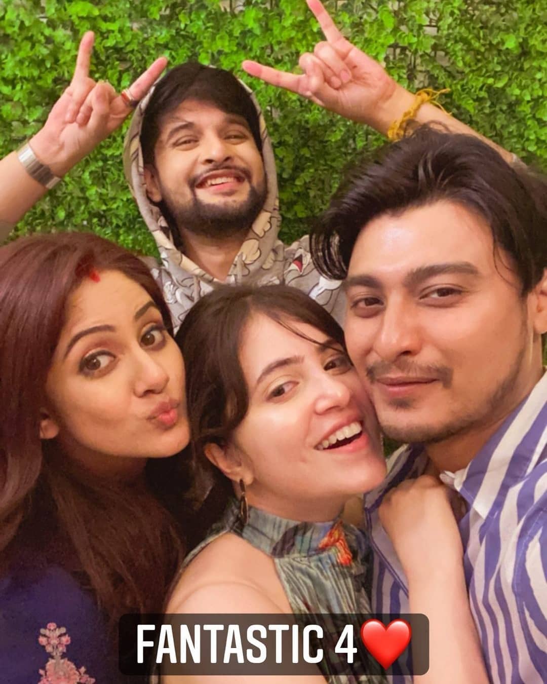 *নীল-তৃণা দু'জনেই হুল্লোড় প্রিয়, এবং সোশ্যাল মিডিয়ায় অ্যাক্টিভ। তাঁদের দু'জনের সোশ্যাল মিডিয়ার চলাচল দেখলেই তা বোঝা যায়। সুতরাং কোথাও ঘুরতে গেলে যদি তাঁদের বন্ধুরা সঙ্গে জান, সেক্ষেত্রে অবাক হওয়ার কিছু নেই। ফলে মনে করা হচ্ছে বিয়ের পরেই বন্ধুদের নিয়ে কাছেপিছে ঘুরতে গিয়েছেন তাঁরা। তবে 'ত্রিনীল'-র হানিমুন কথায় হবে, তা এখনও অজানা। ছবি: ইনস্টাগ্রাম। *নীল-তৃণা দু'জনেই হুল্লোড় প্রিয়, এবং সোশ্যাল মিডিয়ায় অ্যাক্টিভ। তাঁদের দু'জনের সোশ্যাল মিডিয়ার চলাচল দেখলেই তা বোঝা যায়। সুতরাং কোথাও ঘুরতে গেলে যদি তাঁদের বন্ধুরা সঙ্গে জান, সেক্ষেত্রে অবাক হওয়ার কিছু নেই। ফলে মনে করা হচ্ছে বিয়ের পরেই বন্ধুদের নিয়ে কাছেপিছে ঘুরতে গিয়েছেন তাঁরা। তবে 'ত্রিনীল'-র হানিমুন কথায় হবে, তা এখনও অজানা। ছবি: ইনস্টাগ্রাম।