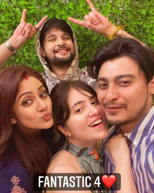 *নীল-তৃণা দু'জনেই হুল্লোড় প্রিয়, এবং সোশ্যাল মিডিয়ায় অ্যাক্টিভ। তাঁদের দু'জনের সোশ্যাল মিডিয়ার চলাচল দেখলেই তা বোঝা যায়। সুতরাং কোথাও ঘুরতে গেলে যদি তাঁদের বন্ধুরা সঙ্গে জান, সেক্ষেত্রে অবাক হওয়ার কিছু নেই। ফলে মনে করা হচ্ছে বিয়ের পরেই বন্ধুদের নিয়ে কাছেপিছে ঘুরতে গিয়েছেন তাঁরা। তবে 'ত্রিনীল'-র হানিমুন কথায় হবে, তা এখনও অজানা। ছবি: ইনস্টাগ্রাম।