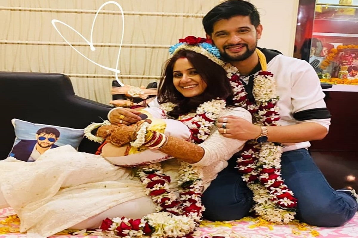 • শেষ হল রাজকীয় বিয়ের পর্ব । শ্বশুরবাড়ি পাড়ি দিয়েছেন নায়িকা । নতুন বৌমা’র আলতা রাঙা পায়ের ছাপ পড়েছে শ্বশুরবাড়ির চৌকাঠে । ছবি: ইনস্টাগ্রাম। • শেষ হল রাজকীয় বিয়ের পর্ব । শ্বশুরবাড়ি পাড়ি দিয়েছেন নায়িকা । নতুন বৌমা’র আলতা রাঙা পায়ের ছাপ পড়েছে শ্বশুরবাড়ির চৌকাঠে । ছবি: ইনস্টাগ্রাম।