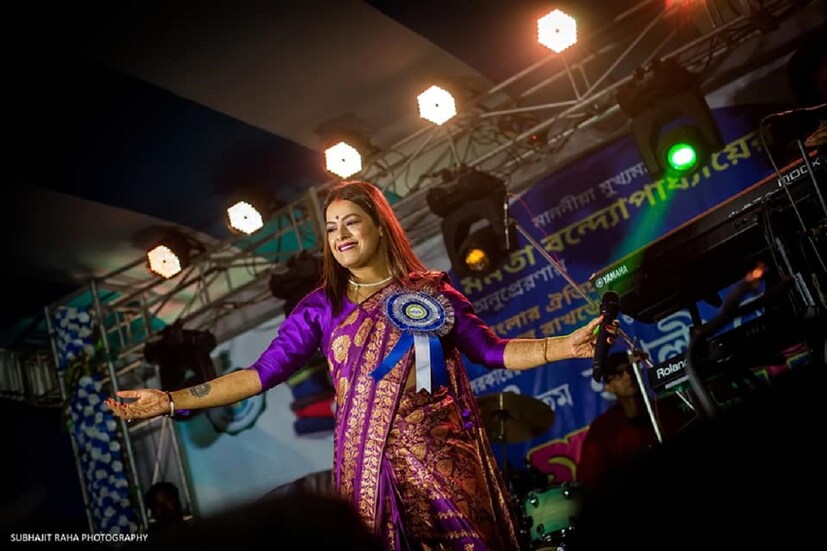 • ফের সোশ্যাল মিডিয়ায় সক্রিয় নীতি পুলিশরা । বাদ গেলেন না গায়িকা ইমন চক্রবর্তীও । এর আগে শাঁখা-পলা পরা নিয়ে ট্রোল করা হয়েছিল আরও এক সদ্য বিবাহিতা তারকা ত্বরিতা চট্টোপাধ্যায়কেও । এ বার সেই একই আক্রমণের স্বীকার ইমন ।