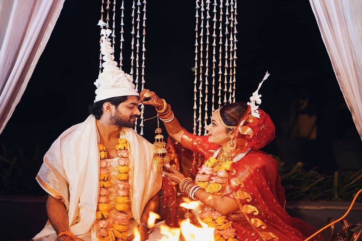 • শুভ বিবাহ সুসম্পন্ন হয়েছে । পাত্র ওম সাহানি আর পাত্রী মিমি দত্ত । তবে এ বিয়ের রীতি, আচার, অনুষ্ঠান সবটাই ছিল একটু অন্য স্বাদের । একটু ছকভাঙা । • শুভ বিবাহ সুসম্পন্ন হয়েছে । পাত্র ওম সাহানি আর পাত্রী মিমি দত্ত । তবে এ বিয়ের রীতি, আচার, অনুষ্ঠান সবটাই ছিল একটু অন্য স্বাদের । একটু ছকভাঙা ।