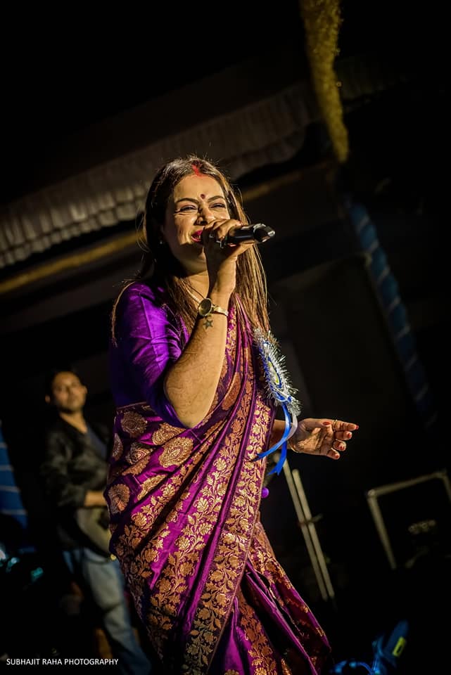 • গত ২ ফেব্রুয়ারি নীলাঞ্জন ঘোষের সঙ্গে সাত পাকে বাঁধা পড়েছেন ইমন চক্রবর্তী । রাজকীয় সেই বিয়ের আসরে খাঁটি বাঙালি বধূর সাজেই সেজেছিলেন ইমন । লাল বেনারসী, সোনার গয়না, হাতে শাঁখা-পলা, সিঁথি ভর্তি সিঁদুর...সবটাই দেখা যায় । কিন্তু গোল বাঁধে বিয়ের সাত দিনের মধ্যে তাঁর একটি স্টেজ শোয়ের ছবি পোস্ট করার পর থেকেই । • গত ২ ফেব্রুয়ারি নীলাঞ্জন ঘোষের সঙ্গে সাত পাকে বাঁধা পড়েছেন ইমন চক্রবর্তী । রাজকীয় সেই বিয়ের আসরে খাঁটি বাঙালি বধূর সাজেই সেজেছিলেন ইমন । লাল বেনারসী, সোনার গয়না, হাতে শাঁখা-পলা, সিঁথি ভর্তি সিঁদুর...সবটাই দেখা যায় । কিন্তু গোল বাঁধে বিয়ের সাত দিনের মধ্যে তাঁর একটি স্টেজ শোয়ের ছবি পোস্ট করার পর থেকেই ।