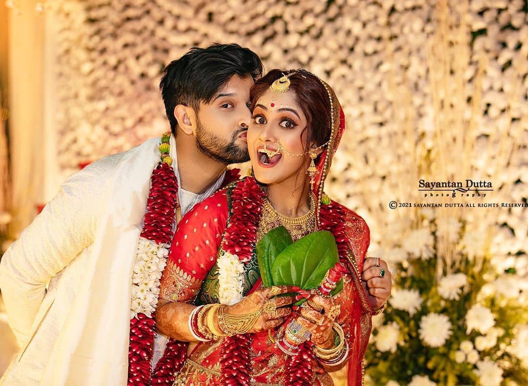 • আইবুড়ো নাম ঘুচিয়ে নিজেই ফেসবুকে তাঁর স্টেটাস পরিবর্তন করে ‘ম্যারেড’ করে দেন তৃণা । কিন্তু সেখানে দেখা যায় নীল নয়, অভিজিৎ ভট্টাচার্য্যকে স্বামী রূপে স্বীকৃতি দিয়েছেন তিনি । এতেই নেটিজেনদের মধ্যে একাধিক প্রশ্ন উঠতে শুরু করে । • আইবুড়ো নাম ঘুচিয়ে নিজেই ফেসবুকে তাঁর স্টেটাস পরিবর্তন করে ‘ম্যারেড’ করে দেন তৃণা । কিন্তু সেখানে দেখা যায় নীল নয়, অভিজিৎ ভট্টাচার্য্যকে স্বামী রূপে স্বীকৃতি দিয়েছেন তিনি । এতেই নেটিজেনদের মধ্যে একাধিক প্রশ্ন উঠতে শুরু করে ।