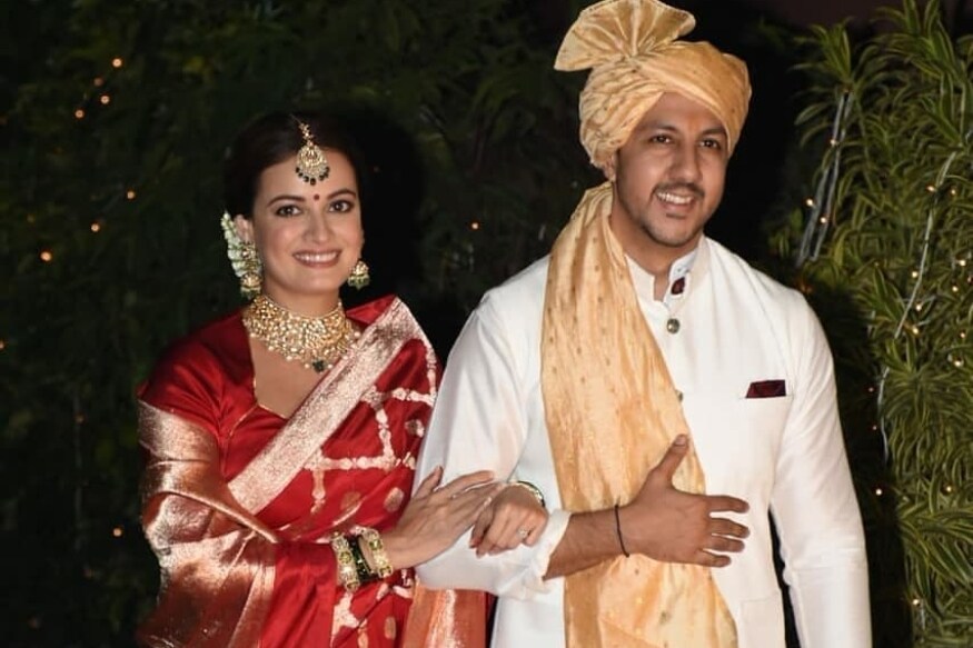 খুব স্বাভাবিক ভাবেই দিয়ার বিয়েতে আমন্ত্রিত ছিলেন কেবল ঘনিষ্ঠ বন্ধু এবং আত্মীয়রা। এই ঘনিষ্ঠ বন্ধুদের তালিকায় বলিউডের নায়িকা অদিতি রাও হায়দারিও (Aditi Rao Hydari) পড়েন, সে কারণে বলিউড থেকে তাঁর উপস্থিতি ছিল বন্ধুর বিয়েতে। গোলাপি-সোনালি জরির কাজ-করা রাজস্থানি রেশমের ছবিতে অদিতি হাসছেন বরের জুতো চুরি করে! খুব স্বাভাবিক ভাবেই দিয়ার বিয়েতে আমন্ত্রিত ছিলেন কেবল ঘনিষ্ঠ বন্ধু এবং আত্মীয়রা। এই ঘনিষ্ঠ বন্ধুদের তালিকায় বলিউডের নায়িকা অদিতি রাও হায়দারিও (Aditi Rao Hydari) পড়েন, সে কারণে বলিউড থেকে তাঁর উপস্থিতি ছিল বন্ধুর বিয়েতে। গোলাপি-সোনালি জরির কাজ-করা রাজস্থানি রেশমের ছবিতে অদিতি হাসছেন বরের জুতো চুরি করে!