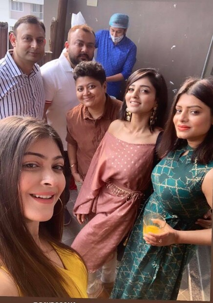 •তাঁর এই বিশেষ দিনে উপস্থিত ছিলেন অভিনেত্রী গীতশ্রী রায়, উশষী রায় আরও অনেকে৷ 