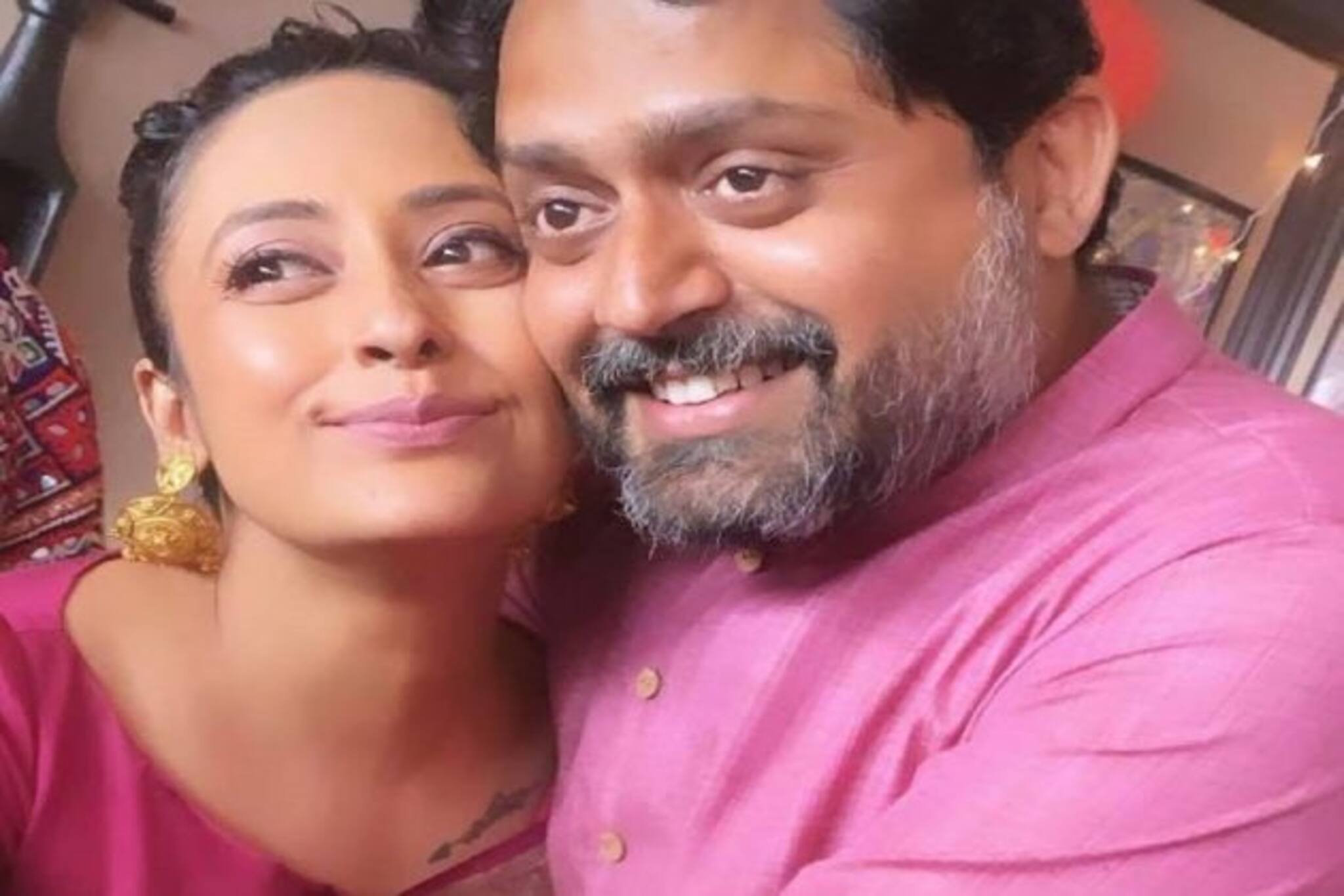 বিয়ের একবছর! বিবাহবার্ষিকীতে 'আদরের ছোঁয়াছুঁয়ি', প্রেমে মজলেন স্বামীর সঙ্গে