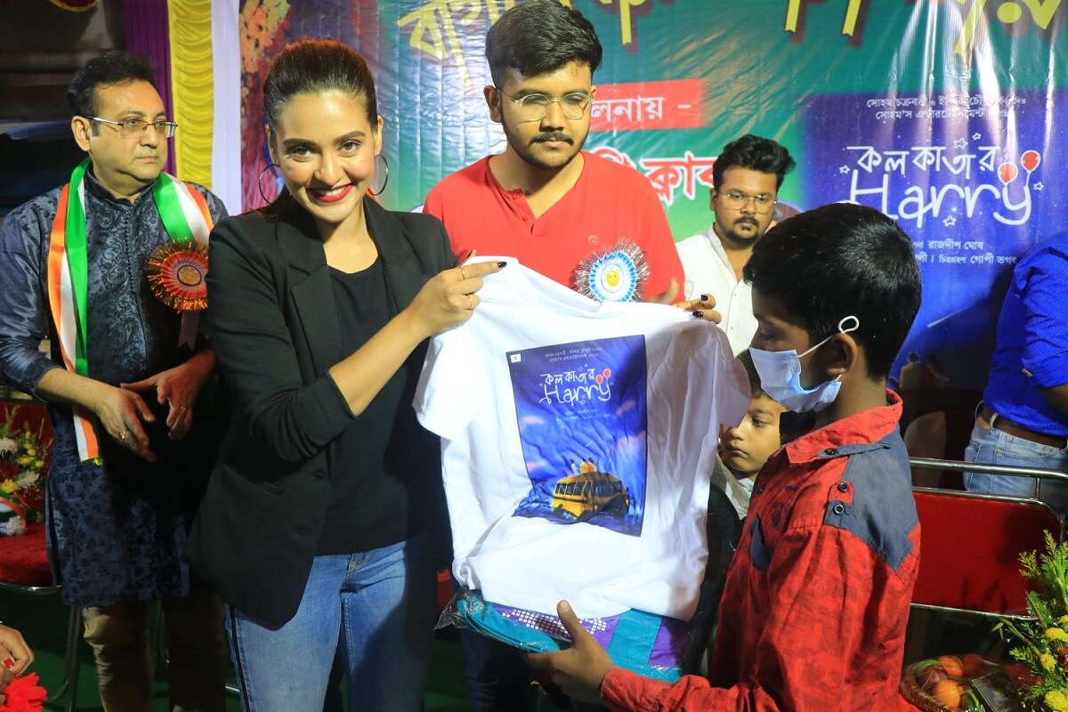 কেন্দ্রীয় চরিত্র হরিনাথ নামের এক তরুণ স্কুল পুলকার চালক। হরিনাথের পৃথিবী হ্যারি পটারের কাল্পনিক জগৎ। কিন্তু তার এমন নিষ্পাপ কল্পনার জগতে এসে একে একে বাসা বাঁধতে শুরু করে গভীর সব সমস্যা। হরিনাথ কি পারবে এই সব সমস্যা পেরিয়ে আশার যাদু মন্ত্রে উজ্জীবিত হতে? সেই গল্পই শোনাবে রাজদীপ ঘোষের ছবি 'কলকাতার হ্যারি'। কেন্দ্রীয় চরিত্র হরিনাথ নামের এক তরুণ স্কুল পুলকার চালক। হরিনাথের পৃথিবী হ্যারি পটারের কাল্পনিক জগৎ। কিন্তু তার এমন নিষ্পাপ কল্পনার জগতে এসে একে একে বাসা বাঁধতে শুরু করে গভীর সব সমস্যা। হরিনাথ কি পারবে এই সব সমস্যা পেরিয়ে আশার যাদু মন্ত্রে উজ্জীবিত হতে? সেই গল্পই শোনাবে রাজদীপ ঘোষের ছবি 'কলকাতার হ্যারি'।