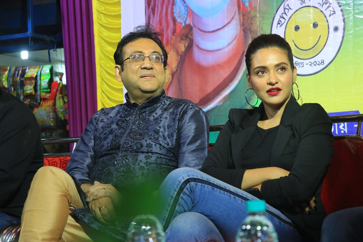 এ দিন পিছিয়ে পড়া শ্রেণীর শিশুদের লেখাপড়ার সরঞ্জামও বিতরণ করেন ছবির টিম। নায়িকা প্রিয়াঙ্কা সরকার ছাড়াও উপস্থিত ছিলেন পরিচালক রাজদীপ ঘোষ, ছবির অন্যতম অভিনেতা অরিন্দম গঙ্গোপাধ্যায়, শিশু শিল্পী ঐশীকা ও ছবির লেখক রোহন। 'কলকাতার হ্যারি' ছবির কেন্দ্রে রয়েছে শিশুসুলভ মননের গল্প। এ দিন পিছিয়ে পড়া শ্রেণীর শিশুদের লেখাপড়ার সরঞ্জামও বিতরণ করেন ছবির টিম। নায়িকা প্রিয়াঙ্কা সরকার ছাড়াও উপস্থিত ছিলেন পরিচালক রাজদীপ ঘোষ, ছবির অন্যতম অভিনেতা অরিন্দম গঙ্গোপাধ্যায়, শিশু শিল্পী ঐশীকা ও ছবির লেখক রোহন। 'কলকাতার হ্যারি' ছবির কেন্দ্রে রয়েছে শিশুসুলভ মননের গল্প।