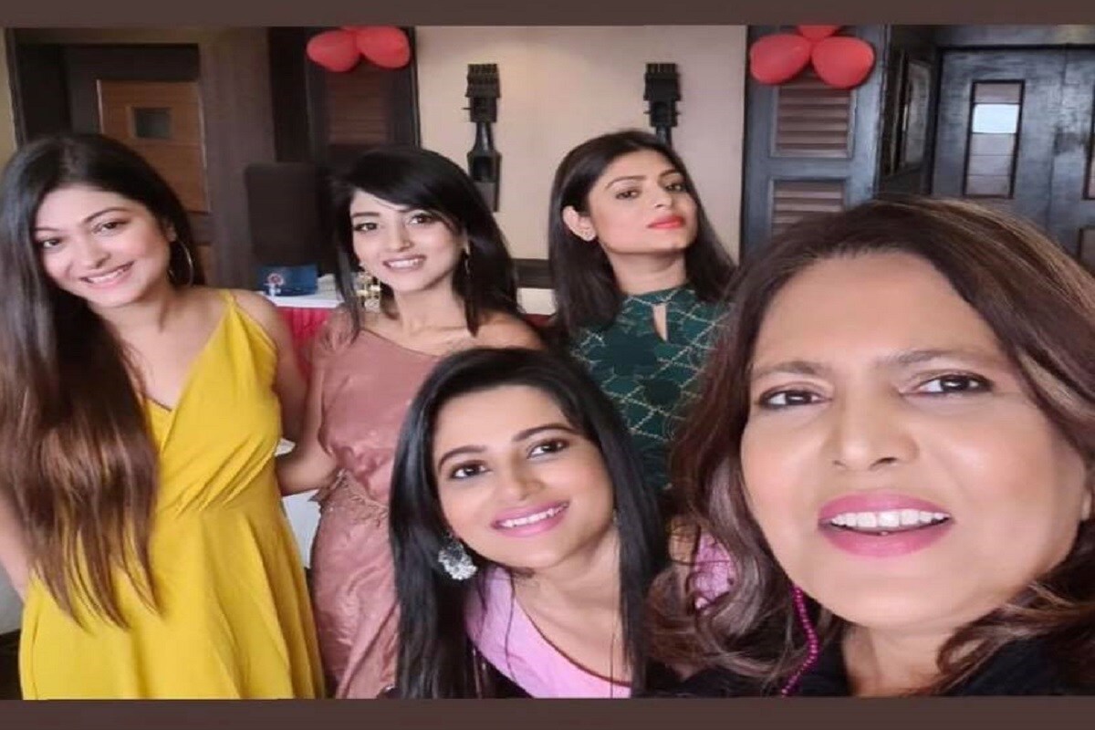 •একই দিনে ছিল ভ্যালেন্টাইনস ডে৷ তাই পুরো ব্যাপারটাই ছিল প্রেমে গদগদ! পোশাকে তারকা দম্পতি বেছে নিলেন গোলাপী রং৷ এটাই তাঁদের প্রেমের রং৷ •একই দিনে ছিল ভ্যালেন্টাইনস ডে৷ তাই পুরো ব্যাপারটাই ছিল প্রেমে গদগদ! পোশাকে তারকা দম্পতি বেছে নিলেন গোলাপী রং৷ এটাই তাঁদের প্রেমের রং৷