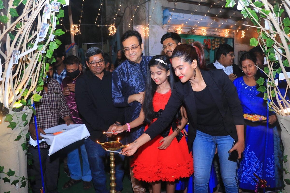 সরস্বতী পুজো তে পিছিয়ে পড়া শিশুদের পাশে টিম কলকাতার হ্যারি হাসি খুশি ক্লাবে হল নিষ্পাপ শিশুত্বের এই উদযাপন। ১৪ ই ফেব্রুয়ারি, রবিবার কলকাতার হ্যারি ছবির কলাকুশলীরা হাসি খুশি ক্লাবে কচিকাঁচাদের সঙ্গে সরস্বতী পুজো উদ্বোধন করলেন। সরস্বতী পুজো তে পিছিয়ে পড়া শিশুদের পাশে টিম কলকাতার হ্যারি হাসি খুশি ক্লাবে হল নিষ্পাপ শিশুত্বের এই উদযাপন। ১৪ ই ফেব্রুয়ারি, রবিবার কলকাতার হ্যারি ছবির কলাকুশলীরা হাসি খুশি ক্লাবে কচিকাঁচাদের সঙ্গে সরস্বতী পুজো উদ্বোধন করলেন।
