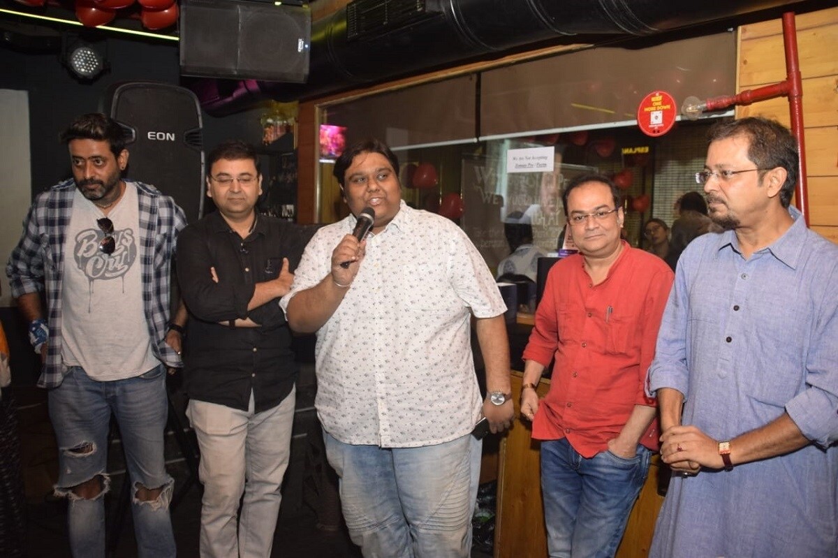 ঠিক সেখানে দাঁড়িয়েই এক অন্য গল্প বলবে এই ছবি।এই ছবিতে প্রধান চরিত্রে রয়েছেন ইশা এবং অনুভব।খুব ছোট থেকেই বাবার থিয়েটারে অভিনয় করেছেন অনুভব৷ তাই শ্যুটিং সেটে পরিচালকের ছেলে হিসেবে আলাদা কোনও খাতির মেলেনি তাঁর৷ ঠিক সেখানে দাঁড়িয়েই এক অন্য গল্প বলবে এই ছবি।এই ছবিতে প্রধান চরিত্রে রয়েছেন ইশা এবং অনুভব।খুব ছোট থেকেই বাবার থিয়েটারে অভিনয় করেছেন অনুভব৷ তাই শ্যুটিং সেটে পরিচালকের ছেলে হিসেবে আলাদা কোনও খাতির মেলেনি তাঁর৷