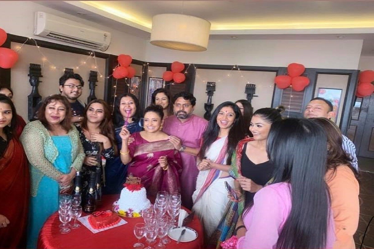 •টলিউডে এখন বিয়ের মরসুম চলছে৷ সব বিয়েতেই আয়োজন থাকছে প্রচুর৷ একেবারে সাড়া ফেলে বিয়ে করছেন টেলি তারকারা৷ তবে মল্লিকা-সৌমেনের ক্ষেত্রে তা একেবারেই নয়৷ বিয়েও করেছিলেন তাঁরা খুবই অনাড়ম্বরে৷ তেমনই হল প্রথম বিবাহবার্ষিকী উদযাপন৷ •টলিউডে এখন বিয়ের মরসুম চলছে৷ সব বিয়েতেই আয়োজন থাকছে প্রচুর৷ একেবারে সাড়া ফেলে বিয়ে করছেন টেলি তারকারা৷ তবে মল্লিকা-সৌমেনের ক্ষেত্রে তা একেবারেই নয়৷ বিয়েও করেছিলেন তাঁরা খুবই অনাড়ম্বরে৷ তেমনই হল প্রথম বিবাহবার্ষিকী উদযাপন৷