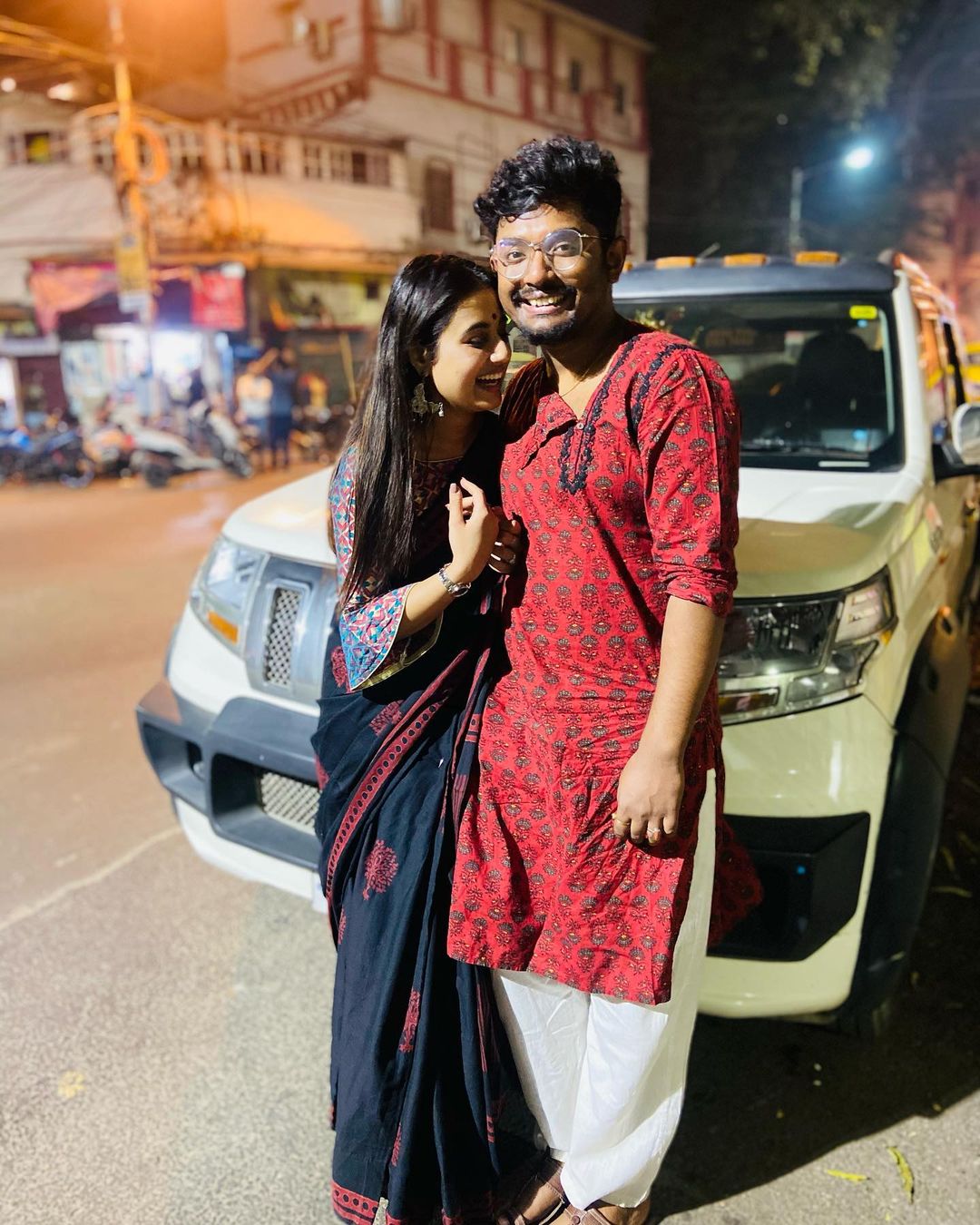 • সম্প্রতি গায়ক দুর্নিবার আর মিনাক্ষীর বিয়েতে গিয়ে একে অপরকে ‘হ্যাঁ’ বলেছিলেন শোভন-স্বস্তিকা । সেই ছবি মুহূর্তে ভাইরাল হয়ে যায় সোশ্যাল মিডিয়ায় । এ বার প্রেমিকাকে অভিনন্দন জানানোর পালা শোভনের । ছবি-ইনস্টাগ্রাম । • সম্প্রতি গায়ক দুর্নিবার আর মিনাক্ষীর বিয়েতে গিয়ে একে অপরকে ‘হ্যাঁ’ বলেছিলেন শোভন-স্বস্তিকা । সেই ছবি মুহূর্তে ভাইরাল হয়ে যায় সোশ্যাল মিডিয়ায় । এ বার প্রেমিকাকে অভিনন্দন জানানোর পালা শোভনের । ছবি-ইনস্টাগ্রাম ।