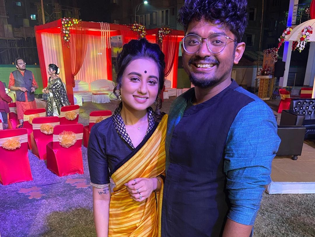 *শোভন-স্বস্তিকার ভাল বন্ধু দুর্নিবার-মীনাক্ষী। তাঁদের আইবুড়ো খিচুড়ি থেকে সংগীতের আসরে প্রত্যাশা মতোই একসঙ্গে হাজির হয়েছিলেন দু-জনে। সঙ্গীতে নীল-কালোর কম্বিনেশনে এবং বিয়ের দিকে হলুদ-নীলের মিশেলে সেজে তাক লাগিয়েছেন দু'জনে। ছবি: ইনস্টাগ্রাম। *শোভন-স্বস্তিকার ভাল বন্ধু দুর্নিবার-মীনাক্ষী। তাঁদের আইবুড়ো খিচুড়ি থেকে সংগীতের আসরে প্রত্যাশা মতোই একসঙ্গে হাজির হয়েছিলেন দু-জনে। সঙ্গীতে নীল-কালোর কম্বিনেশনে এবং বিয়ের দিকে হলুদ-নীলের মিশেলে সেজে তাক লাগিয়েছেন দু'জনে। ছবি: ইনস্টাগ্রাম।