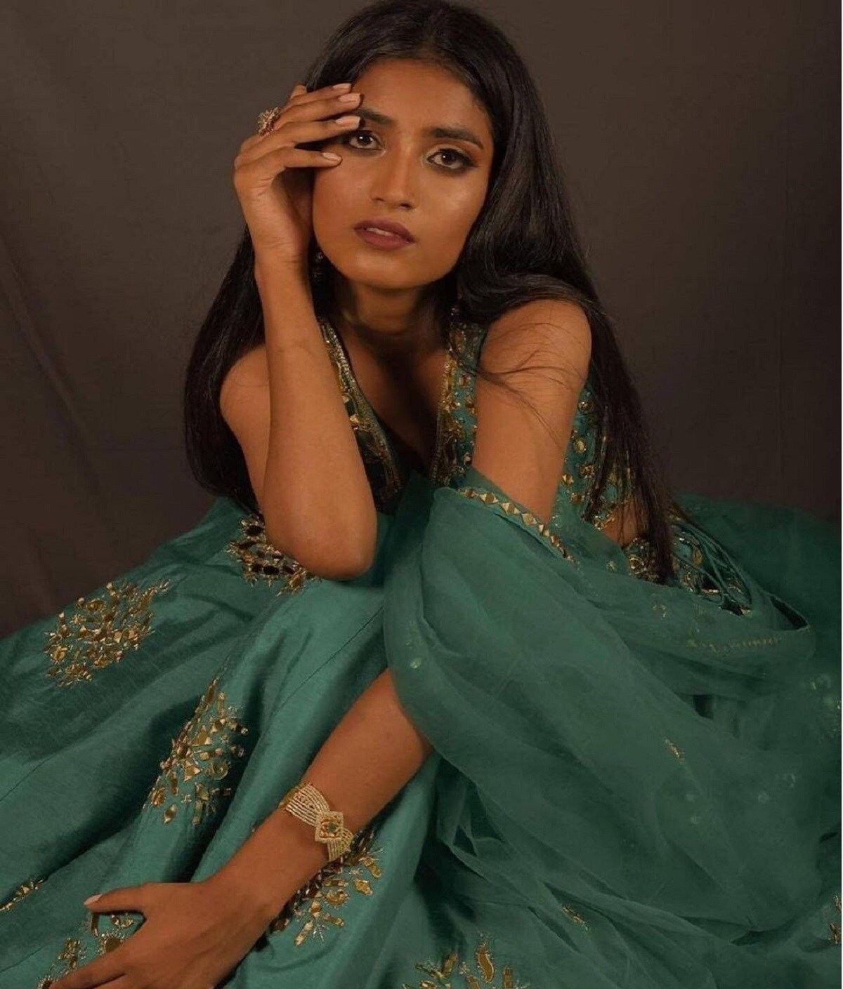 মান্যা ছোট থেকেই পড়াশুনোয় ভালো ছিলেন। তাই সামান্য গয়না বেঁচে মান্যার মা তাঁর স্কুলের পরীক্ষার টাকা দিয়েছেন। মান্যা পড়ার জন্য বই কিনতে পারতেন না। মাইলের পর মাইল হেঁটে সব জায়গায় যেতেন। শুধু মাত্র কিছু টাকা বাঁচানোর জন্য। এমনকি এমন দিনও গেছে তাঁদের যখন না খেয়ে দিন কাটাতে হয়েছে। একটা ছোট্ট ঘরেই খাওয়া দাওয়া, রান্না, ঘুমোনো, পড়াশুনো। সেখানেই মা, বাবা ও ভাইকে নিয়ে তাঁর সংসার। photo source collected মান্যা ছোট থেকেই পড়াশুনোয় ভালো ছিলেন। তাই সামান্য গয়না বেঁচে মান্যার মা তাঁর স্কুলের পরীক্ষার টাকা দিয়েছেন। মান্যা পড়ার জন্য বই কিনতে পারতেন না। মাইলের পর মাইল হেঁটে সব জায়গায় যেতেন। শুধু মাত্র কিছু টাকা বাঁচানোর জন্য। এমনকি এমন দিনও গেছে তাঁদের যখন না খেয়ে দিন কাটাতে হয়েছে। একটা ছোট্ট ঘরেই খাওয়া দাওয়া, রান্না, ঘুমোনো, পড়াশুনো। সেখানেই মা, বাবা ও ভাইকে নিয়ে তাঁর সংসার। photo source collected