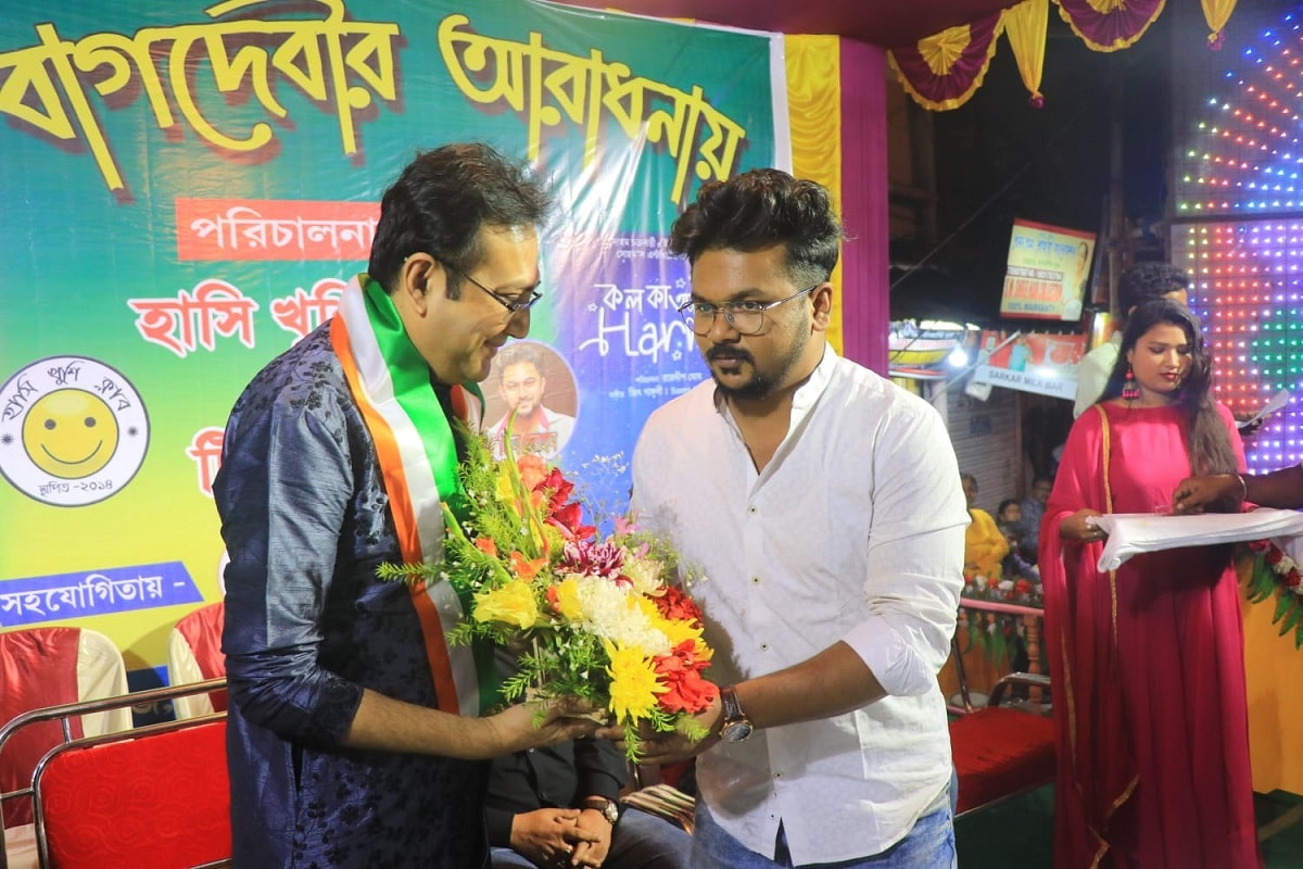 ছবির কেন্দ্রে শিশুর নিষ্পাপ কল্পনার জগৎ। তাই ছবি মুক্তির আগে, কচিকাঁচাদের নিয়েই ছবির প্রচারে হাসি খুশি ক্লাবের সরস্বতী পুজো উদ্বোধনে হাজির হয়েছিলেন ছবির কলাকুশলীরা। অভিনেতা প্রিয়াঙ্কা সরকার হাসি খুশি ক্লাবে এসে ছোটদের সঙ্গে দীর্ঘ সময় কাটান। সরস্বতী পুজো উদ্বোধন তো ছিলই, পিছিয়ে পড়া শিশুদের হাতে লেখাপড়ার সরঞ্জাম তুলে দেন তিনি। ছবির কেন্দ্রে শিশুর নিষ্পাপ কল্পনার জগৎ। তাই ছবি মুক্তির আগে, কচিকাঁচাদের নিয়েই ছবির প্রচারে হাসি খুশি ক্লাবের সরস্বতী পুজো উদ্বোধনে হাজির হয়েছিলেন ছবির কলাকুশলীরা। অভিনেতা প্রিয়াঙ্কা সরকার হাসি খুশি ক্লাবে এসে ছোটদের সঙ্গে দীর্ঘ সময় কাটান। সরস্বতী পুজো উদ্বোধন তো ছিলই, পিছিয়ে পড়া শিশুদের হাতে লেখাপড়ার সরঞ্জাম তুলে দেন তিনি।