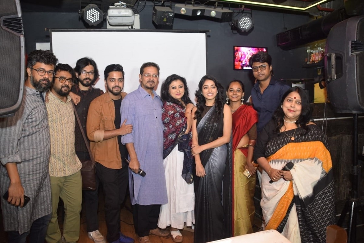 না। সেই ভাবে করোনাকে আর কেউ ভয় পাচ্ছেনা। তাই জীবন এখন অনেকটাই স্বাভাবিক। আর এই স্বাভাবিক জীবনে ধীরে ধীরে ঢুকে পড়েছে সিনেমা দেখার মজা।প্রেমের সপ্তাহ শেষ হয়ে গেলেও বাঙালির আসল ভ্যালেনটাইন ডে হল সরস্বতী পুজো।আর ঠিক সেই কারণেই ভ্যালেনটাইন ডের আগের দিন মুক্তি পেল নতুন বাংলা ছবি সহবাসের ট্রেলার। না। সেই ভাবে করোনাকে আর কেউ ভয় পাচ্ছেনা। তাই জীবন এখন অনেকটাই স্বাভাবিক। আর এই স্বাভাবিক জীবনে ধীরে ধীরে ঢুকে পড়েছে সিনেমা দেখার মজা।প্রেমের সপ্তাহ শেষ হয়ে গেলেও বাঙালির আসল ভ্যালেনটাইন ডে হল সরস্বতী পুজো।আর ঠিক সেই কারণেই ভ্যালেনটাইন ডের আগের দিন মুক্তি পেল নতুন বাংলা ছবি সহবাসের ট্রেলার।