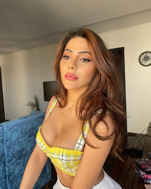 হলুদ টপে সোশ্যাল মিডিয়ায় ঝড় তুললেন নিক্কি তাম্বোলি ৷ ছবি সৌজন্যে ইনস্টাগ্রাম ৷