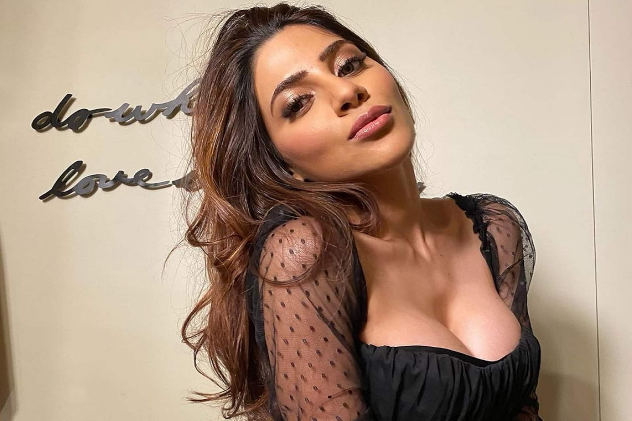 শরীরী মোচড়! উথলে পড়ছে রূপ-লাবণ্য, বিগ বস প্রতিযোগীর কাঁপানো ছবি