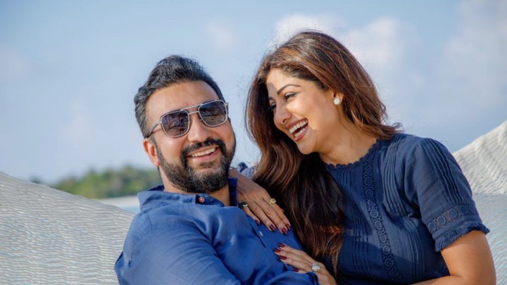শিল্পা শেট্টি কুন্দ্রা একটি ভিডিও শেয়ার করেছিলেন যেখানে দেখতে পাওয়া যায় স্বামী রাজ কুন্দ্রার উদ্দেশ্যে তিনি লিখেছিলেন আমি তোমার রঙে নিজেকে রাঙিয়েছি ৷ তোমার হয়েই সারাটা জীবন কাটাব, সব কিছু তোমার আজ প্রর্যন্ত যা যা আমার ৷ তুমি প্রতিদিনই আমার ভ্যালেন্টাইন ৷ তবুও আজ তোমাকে জানাচ্ছি শুভ ভ্যালেন্টাইন্স ডে ৷ ছবি সৌজন্যে ইনস্টাগ্রাম ৷ শিল্পা শেট্টি কুন্দ্রা একটি ভিডিও শেয়ার করেছিলেন যেখানে দেখতে পাওয়া যায় স্বামী রাজ কুন্দ্রার উদ্দেশ্যে তিনি লিখেছিলেন আমি তোমার রঙে নিজেকে রাঙিয়েছি ৷ তোমার হয়েই সারাটা জীবন কাটাব, সব কিছু তোমার আজ প্রর্যন্ত যা যা আমার ৷ তুমি প্রতিদিনই আমার ভ্যালেন্টাইন ৷ তবুও আজ তোমাকে জানাচ্ছি শুভ ভ্যালেন্টাইন্স ডে ৷ ছবি সৌজন্যে ইনস্টাগ্রাম ৷