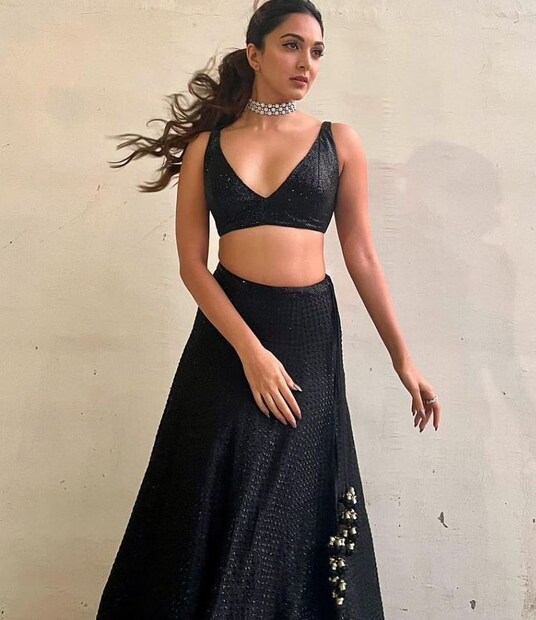 নকশা করা কালো ল্যাহেঙ্গায় কিয়ারা আদবানিকে বেশ মানিয়েছে ৷ ছবি সৌজন্যে ইনস্টাগ্রাম ৷