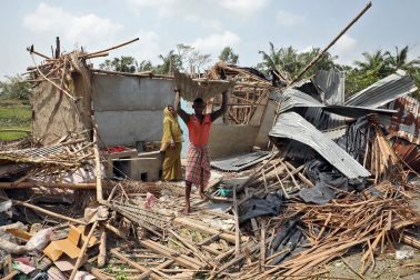 ৫) জলবায়ু পরিবর্তনের জেরে প্রাকৃতিক ধ্বংসলীলার প্রমাণ পাওয়া যায় গত বছর, যখন ঘূর্ণিঝড় আম্ফানে তছনছ হয়ে যায় পশ্চিমবঙ্গ, ওড়িশা ও বাংলাদেশের বিস্তীর্ণ এলাকা। বিশেষজ্ঞরা অপরিকল্পিত ভাবে নগরায়ণ ও ম্যানগ্রোভ ছেদনকে এই দুর্যোগের জন্য দায়ী করছেন। ভারত মহাসাগরে উষ্ণতা বেড়ে যাওয়ায় আগামী দিনে ভারতের পশ্চিম উপকূলভাগে আছড়ে পড়তে চলা ঘূর্ণিঝড়ের সংখ্যা বাড়বে বলে আশাঙ্কা প্রকাশ করা হয়েছে। (ছবি সৌজন্যে : রয়টার্স/রূপক দে চৌধুরি) ৫) জলবায়ু পরিবর্তনের জেরে প্রাকৃতিক ধ্বংসলীলার প্রমাণ পাওয়া যায় গত বছর, যখন ঘূর্ণিঝড় আম্ফানে তছনছ হয়ে যায় পশ্চিমবঙ্গ, ওড়িশা ও বাংলাদেশের বিস্তীর্ণ এলাকা। বিশেষজ্ঞরা অপরিকল্পিত ভাবে নগরায়ণ ও ম্যানগ্রোভ ছেদনকে এই দুর্যোগের জন্য দায়ী করছেন। ভারত মহাসাগরে উষ্ণতা বেড়ে যাওয়ায় আগামী দিনে ভারতের পশ্চিম উপকূলভাগে আছড়ে পড়তে চলা ঘূর্ণিঝড়ের সংখ্যা বাড়বে বলে আশাঙ্কা প্রকাশ করা হয়েছে। (ছবি সৌজন্যে : রয়টার্স/রূপক দে চৌধুরি)