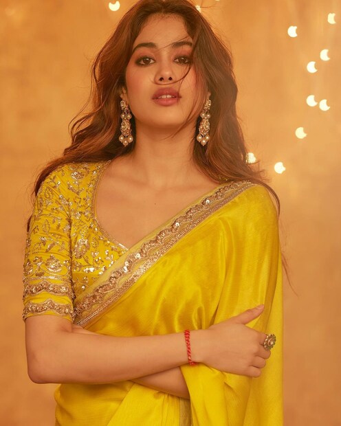 হলুদ শাড়িতে দুর্দান্ত লাগছে জাহ্নবী কাপুরকে ৷ ছবি সৌজন্যে ইনস্টাগ্রাম ৷