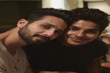 থাকেন তাঁরা আলাদা বাড়িতে। কিন্তু শাহিদের বাড়িতে ঈশানের অবারিত দ্বার! এই ছবিটি তার প্রমাণ দিচ্ছে- স্ত্রী মীরা রাজপুত (Mira Rajput) আর ভাইকে নিয়ে হাস্যোচ্ছ্বল এক পারিবারিক মুহূর্ত কাটাচ্ছেন নায়ক। থাকেন তাঁরা আলাদা বাড়িতে। কিন্তু শাহিদের বাড়িতে ঈশানের অবারিত দ্বার! এই ছবিটি তার প্রমাণ দিচ্ছে- স্ত্রী মীরা রাজপুত (Mira Rajput) আর ভাইকে নিয়ে হাস্যোচ্ছ্বল এক পারিবারিক মুহূর্ত কাটাচ্ছেন নায়ক।
