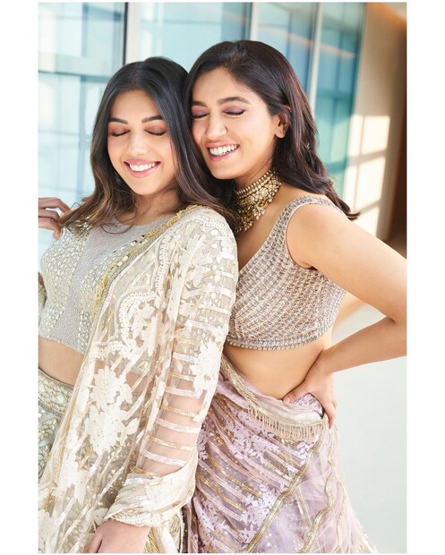 দুই বোনকেই অত্যন্ত সুন্দরী লাগছে ৷ তাঁদের ছবিগুলি কয়েক মুহূর্তেই ভাইরাল হয়েছে ৷ ছবি সৌজন্যে ইনস্টাগ্রাম ৷