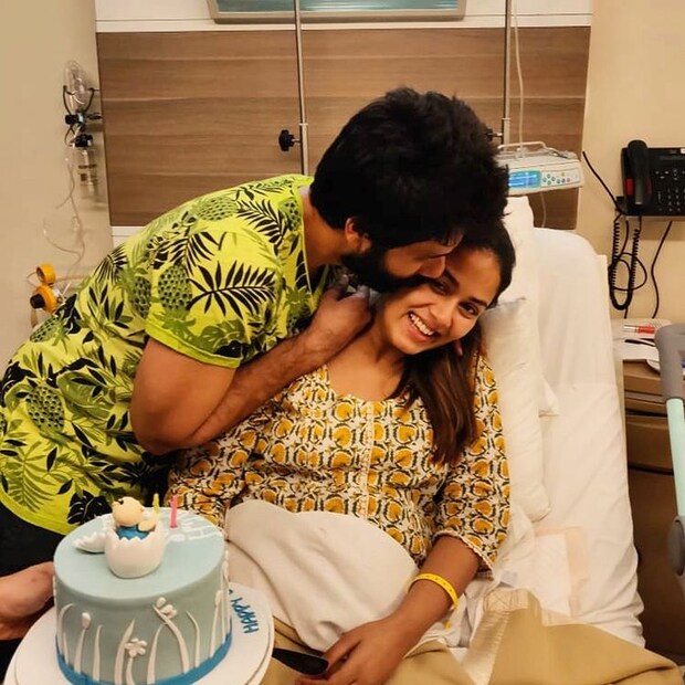 পুত্র সন্তানের জন্মের পরেই স্ত্রীকে চুমু খেয়েছিলেন শাহিদ কাপুর ৷ ছবি সৌজন্যে ইনস্টাগ্রাম ৷