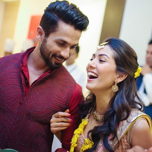 স্ত্রী মীরার চোখের দিক থেকে যেন কোনও ভাবেই চোখ সরেনা শাহিদের ৷ ছবি সৌজন্যে ইনস্টাগ্রাম ৷