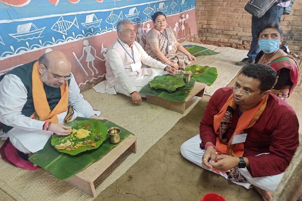 আগামিকাল শাহ আসছেন অসম হয়ে কোচবিহার, মতুয়াগড় ঠাকুরনগরেো সভা আছে তাঁর। এতদিন আদিবাসী ঘরে, বাউল দ্বারে পাত পড়েছে অমিত শাহর। এবার পাখির চোখ রাজবংশী ভোট, তাই শাহ প্রথমেই যাচ্ছেন রাজবংশীয় ধর্মগুরু অন্তত মহারাজের বাড়ি। গ্রেটার কোচবিহার পিপলস অ্যাসোশিয়েশানের নেতা অনন্ত রায় কোচবিহারের স্বঘোষিত মহারাজা রাজা। থাকেন কোচবিহার লাগোয়া চিরাং জেলায়। রাজনৈতিক মহলের কথায়, কোচ রাজবংশী মিলিয়ে ১৮ লক্ষ মানুষ রয়েছেন অনন্ত রায়ের সঙ্গে। প্রাতরাশ থেকে মধ্যাহ্নভোজ সেখানেই সারবেন তিনি। মাঝে সেরে নেবেন গুরুত্বপূর্ণ বৈঠক। আগামিকাল শাহ আসছেন অসম হয়ে কোচবিহার, মতুয়াগড় ঠাকুরনগরেো সভা আছে তাঁর। এতদিন আদিবাসী ঘরে, বাউল দ্বারে পাত পড়েছে অমিত শাহর। এবার পাখির চোখ রাজবংশী ভোট, তাই শাহ প্রথমেই যাচ্ছেন রাজবংশীয় ধর্মগুরু অন্তত মহারাজের বাড়ি। গ্রেটার কোচবিহার পিপলস অ্যাসোশিয়েশানের নেতা অনন্ত রায় কোচবিহারের স্বঘোষিত মহারাজা রাজা। থাকেন কোচবিহার লাগোয়া চিরাং জেলায়। রাজনৈতিক মহলের কথায়, কোচ রাজবংশী মিলিয়ে ১৮ লক্ষ মানুষ রয়েছেন অনন্ত রায়ের সঙ্গে। প্রাতরাশ থেকে মধ্যাহ্নভোজ সেখানেই সারবেন তিনি। মাঝে সেরে নেবেন গুরুত্বপূর্ণ বৈঠক।