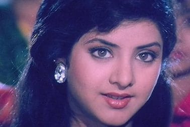 ৯০-এর দশকে বলিউডের অন্যতম জনপ্রিয় এবং সুন্দরী অভিনেত্রীদের তালিকায় জায়গা করে নিয়েছিলেন দিব্যা ভারতী। ১৯৭৪ সালের ২৫ ফেব্রুয়ারি জন্মেছিলেন দিব্যা। বেঁচে থাকলে আজ, বৃহস্পতিবার তাঁর ৪৭ বছর বয়স হত। খুব কম সময়েই বলিউডের রানি হয়ে গিয়েছিলেন তিনি। করেছিলেন পরের পর ২০ টি ছবিতে দুর্দান্ত অভিনয়। একেবারে কিশোরী বয়সে ১৯৯০ সালে ভেঙ্কটেশের বিপরীতে তেলেগু ছবি ববিলি রাজু দিয়ে অভিনয় জীবন শুরু করেছিলেন তিনি। শুরুতেই হিট দিয়েছিলেন দিব্যা। ৯০-এর দশকে বলিউডের অন্যতম জনপ্রিয় এবং সুন্দরী অভিনেত্রীদের তালিকায় জায়গা করে নিয়েছিলেন দিব্যা ভারতী। ১৯৭৪ সালের ২৫ ফেব্রুয়ারি জন্মেছিলেন দিব্যা। বেঁচে থাকলে আজ, বৃহস্পতিবার তাঁর ৪৭ বছর বয়স হত। খুব কম সময়েই বলিউডের রানি হয়ে গিয়েছিলেন তিনি। করেছিলেন পরের পর ২০ টি ছবিতে দুর্দান্ত অভিনয়। একেবারে কিশোরী বয়সে ১৯৯০ সালে ভেঙ্কটেশের বিপরীতে তেলেগু ছবি ববিলি রাজু দিয়ে অভিনয় জীবন শুরু করেছিলেন তিনি। শুরুতেই হিট দিয়েছিলেন দিব্যা।