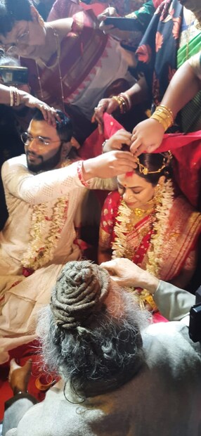 সকলে মিলে হাসি-ঠাট্টায় মেতে উঠলেন।