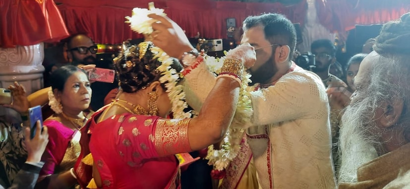 মালা বদল হল আজ রাতে। একে অপরকে মালা পরালেন তাঁরা। 