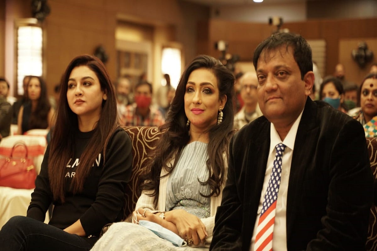 করোনা আমাদের জীবন অনেকটাই বদলে দিয়েছে। দীর্ঘ এই কয়েক মাসে আমাদের জীবন ধারা যেমন বদলেছে তার সঙ্গে সঙ্গে বদলেছে মানসিকতাও।ঘরের কোনে বসেই এখন সারা বিশ্বের সঙ্গে চলতে থাকে আমাদের কর্ম জীবন। ঠিক সেখানে দাঁড়িয়েই বিনোদনের ক্ষেত্রে বা ছবি দেখার ক্ষেত্রে আমরা এখন অনেক বেশি অভ্যস্ত পড়েছি ott প্ল্যাটফর্মের সঙ্গে। করোনা আমাদের জীবন অনেকটাই বদলে দিয়েছে। দীর্ঘ এই কয়েক মাসে আমাদের জীবন ধারা যেমন বদলেছে তার সঙ্গে সঙ্গে বদলেছে মানসিকতাও।ঘরের কোনে বসেই এখন সারা বিশ্বের সঙ্গে চলতে থাকে আমাদের কর্ম জীবন। ঠিক সেখানে দাঁড়িয়েই বিনোদনের ক্ষেত্রে বা ছবি দেখার ক্ষেত্রে আমরা এখন অনেক বেশি অভ্যস্ত পড়েছি ott প্ল্যাটফর্মের সঙ্গে।
