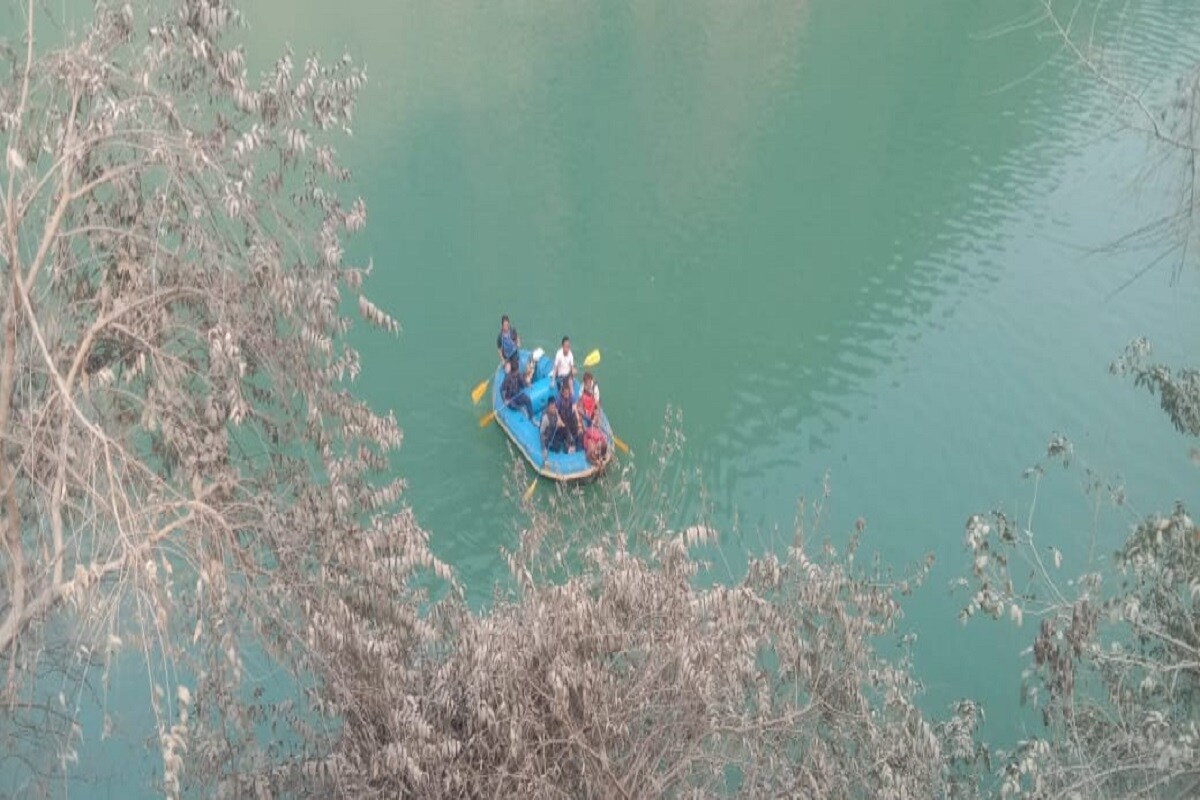 মঙ্গলবার সকাল সাড়ে ৮টা থেকে ফের তল্লাশি শুরু হবে বলে পুলিশ সূত্রে জানা গিয়েছে। নামানো হবে র্যাফটিং টিমকেও। ২০১৯-এর জুলাইতে পর্যটকবোঝাই গাড়ি তলিয়ে যায় সেবকের কাছে তিস্তায়। রাজস্থান থেকে পর্যটকেরা এসেছিলেন। সিকিমে বেড়াতে যাওয়ার পথে দূর্ঘটনাটি ঘটে। গাড়ির চালক সহ কয়েকজন পর্যটকের দেহ উদ্ধার হলেই এক পর্যটকের দেহ উদ্ধার হয়নি।Input- Partha Sarkar মঙ্গলবার সকাল সাড়ে ৮টা থেকে ফের তল্লাশি শুরু হবে বলে পুলিশ সূত্রে জানা গিয়েছে। নামানো হবে র্যাফটিং টিমকেও। ২০১৯-এর জুলাইতে পর্যটকবোঝাই গাড়ি তলিয়ে যায় সেবকের কাছে তিস্তায়। রাজস্থান থেকে পর্যটকেরা এসেছিলেন। সিকিমে বেড়াতে যাওয়ার পথে দূর্ঘটনাটি ঘটে। গাড়ির চালক সহ কয়েকজন পর্যটকের দেহ উদ্ধার হলেই এক পর্যটকের দেহ উদ্ধার হয়নি।Input- Partha Sarkar