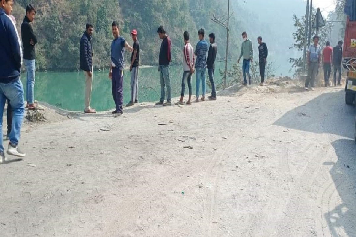 সম্ভবত কুয়াশার জেরে পাহাড়ি পথে বাঁক নিতে গিয়েই কয়েকশো ফুট নীচে খরস্রোতা তিস্তায় তলিয়ে যায় গাড়িটি। রাতের জেরে গতকাল আর তল্লাশি শুরু করা যায়নি। আজ সকাল থেকে রম্ভি ফাঁড়ির পুলিশ ও স্থানীয় বাসিন্দারা উদ্ধারকার্য শুরু করে। নামানো হয় তিস্তার র্যাফটিং টিমকেও। কিন্তু দিনভর তল্লাশির পরও কাউকেই উদ্ধার করা যায়নি। প্রত্যক্ষদর্শীদের বয়ান ধরেই উদ্ধারকাজ শুরু হয়। যেখানে পড়েছিল তার আশপাশ তল্লাশি চালায় র্যাফটিং টিমের সদস্যরা। কিন্তু গাড়ি সহ যাত্রী ও চালকদের উদ্ধার করা যায়নি। নিখোঁজের তালিকায় রয়েছে গাড়ির চালক অশোক রাই, উত্তম রাই, অনিষা রাই, প্রয়াস শা এবং দেশকুমার রাই। মর্মান্তিক দূর্ঘটনার খবরে গোটা এলাকায় নিস্তব্ধতা নেমে এসছে। সম্ভবত কুয়াশার জেরে পাহাড়ি পথে বাঁক নিতে গিয়েই কয়েকশো ফুট নীচে খরস্রোতা তিস্তায় তলিয়ে যায় গাড়িটি। রাতের জেরে গতকাল আর তল্লাশি শুরু করা যায়নি। আজ সকাল থেকে রম্ভি ফাঁড়ির পুলিশ ও স্থানীয় বাসিন্দারা উদ্ধারকার্য শুরু করে। নামানো হয় তিস্তার র্যাফটিং টিমকেও। কিন্তু দিনভর তল্লাশির পরও কাউকেই উদ্ধার করা যায়নি। প্রত্যক্ষদর্শীদের বয়ান ধরেই উদ্ধারকাজ শুরু হয়। যেখানে পড়েছিল তার আশপাশ তল্লাশি চালায় র্যাফটিং টিমের সদস্যরা। কিন্তু গাড়ি সহ যাত্রী ও চালকদের উদ্ধার করা যায়নি। নিখোঁজের তালিকায় রয়েছে গাড়ির চালক অশোক রাই, উত্তম রাই, অনিষা রাই, প্রয়াস শা এবং দেশকুমার রাই। মর্মান্তিক দূর্ঘটনার খবরে গোটা এলাকায় নিস্তব্ধতা নেমে এসছে।