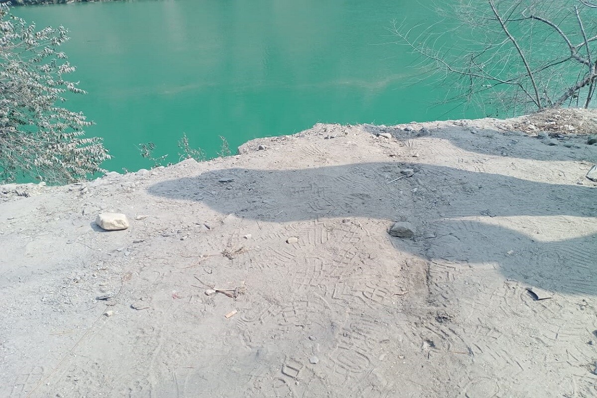 ধ্বসের জেরে ২৯ মাইলে জাতীয় সড়ক অনেকটাই সংকীর্ণ হয়ে রয়েছে। শীতের রাতে ঘন কুয়াশার জেরেই কি নিয়ন্ত্রণ হারিয়ে দূর্ঘটনার কবলে পড়ে গাড়িটি? তদন্ত করছে পুলিশ। তার আগে নিখোঁজদের খুঁজে বের করাই চ্যালেঞ্জের। ধ্বসের জেরে ২৯ মাইলে জাতীয় সড়ক অনেকটাই সংকীর্ণ হয়ে রয়েছে। শীতের রাতে ঘন কুয়াশার জেরেই কি নিয়ন্ত্রণ হারিয়ে দূর্ঘটনার কবলে পড়ে গাড়িটি? তদন্ত করছে পুলিশ। তার আগে নিখোঁজদের খুঁজে বের করাই চ্যালেঞ্জের।