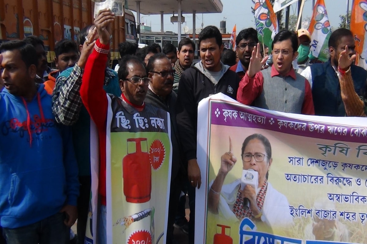 রান্নার গ্যাসের মূল্য প্রায় এক হাজার হতে চলেছে । পেট্রোলের দাম প্রায় ৯০ টাকা ছুঁতে চলেছে । তাই পেট্রোল পাম্পে আসা লোকজনকে সচেতন করতেই পেট্রোল পাম্পের সামনে আন্দোলন করা হয় বলে দাবি করেছেন জেলা তৃনমূল যুব সভাপতি প্রসেনজিৎ দাস । যদিও তৃনমূলের আন্দোলনকে কটাক্ষ করে বি,জে,পি নেতৃত্বের পাল্টা দাবি তৃনমূলের রাজনৈতিক কোনো ইস্যু নেই । রাজ্য সরকারের দূর্নীতি ও ব্যর্থতা নিয়ে সাধারন মানুষ ক্ষোভে ফুসছেন তাই নজর ঘোরাতে পেট্রোল পাম্পে গিয়ে আন্দোলন করা হচ্ছে। Input-Sebak DebSarma রান্নার গ্যাসের মূল্য প্রায় এক হাজার হতে চলেছে । পেট্রোলের দাম প্রায় ৯০ টাকা ছুঁতে চলেছে । তাই পেট্রোল পাম্পে আসা লোকজনকে সচেতন করতেই পেট্রোল পাম্পের সামনে আন্দোলন করা হয় বলে দাবি করেছেন জেলা তৃনমূল যুব সভাপতি প্রসেনজিৎ দাস । যদিও তৃনমূলের আন্দোলনকে কটাক্ষ করে বি,জে,পি নেতৃত্বের পাল্টা দাবি তৃনমূলের রাজনৈতিক কোনো ইস্যু নেই । রাজ্য সরকারের দূর্নীতি ও ব্যর্থতা নিয়ে সাধারন মানুষ ক্ষোভে ফুসছেন তাই নজর ঘোরাতে পেট্রোল পাম্পে গিয়ে আন্দোলন করা হচ্ছে। Input-Sebak DebSarma