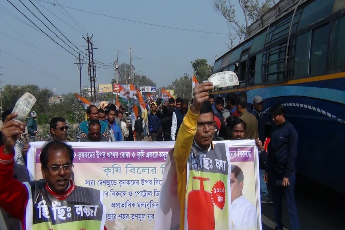 পেট্রোল পাম্পের ঢোকার মুখ আটকে চলে বিক্ষোভ, স্লোগান। আচমকা পেট্রলপাম্পে তৃণমূলের পতাকা হাতে এমন নজির বিহীন আন্দোলনের জেরে এলাকায় হইচই পড়ে যায়। ঘটনাস্থলে পৌঁছয় ইংরেজ বাজার থানার পুলিশ। বিক্ষোভকারী তৃণমূল নেতারা দাবি করেন, বিজেপি সরকারের জন বিরোধী নীতির ফলে পেট্রোপন্যের আকাশ ছোঁয়া মূল্য বৃদ্ধি হয়েছে । যার রেশ এসে পড়ছে মধ্যবিত্তের হেঁসেলে । অথচ কোনো হেলদোল নেই কেন্দ্রীয় সরকারের । পেট্রোল পাম্পের ঢোকার মুখ আটকে চলে বিক্ষোভ, স্লোগান। আচমকা পেট্রলপাম্পে তৃণমূলের পতাকা হাতে এমন নজির বিহীন আন্দোলনের জেরে এলাকায় হইচই পড়ে যায়। ঘটনাস্থলে পৌঁছয় ইংরেজ বাজার থানার পুলিশ। বিক্ষোভকারী তৃণমূল নেতারা দাবি করেন, বিজেপি সরকারের জন বিরোধী নীতির ফলে পেট্রোপন্যের আকাশ ছোঁয়া মূল্য বৃদ্ধি হয়েছে । যার রেশ এসে পড়ছে মধ্যবিত্তের হেঁসেলে । অথচ কোনো হেলদোল নেই কেন্দ্রীয় সরকারের ।