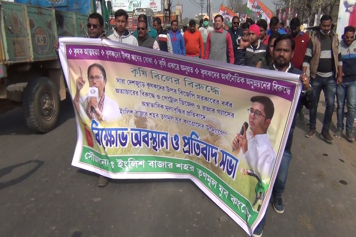 #মালদহ: বিজেপি নেতার পেট্রোলপাম্পের সামনে বিক্ষোভ তৃণমূলের। পেট্রোপণ্যের মূল্য বৃদ্ধির প্রতিবাদে আন্দোলনে তৃণমূল যুব কংগ্রেস। মালদহ শহরের যদুপুর এলাকায় পেট্রোল পাম্পে বিক্ষোভ। একইসঙ্গে ৩৪ নম্বর জাতীয় সড়কে মূল্যবৃদ্ধির প্রতিবাদে মিছিল করে যুব তৃণমূল কর্মীরা। পথচলতি সাধারণ মানুষ ও যানবাহন চালকদের মধ্যে পেট্রোপণ্যের মূল্যবৃদ্ধি নিয়ে প্রচার চালানো হয়। তৃণমূলের এই আন্দোলনকে ঘিরে ভোটের আগে মালদহে শুরু হয়েছে রাজনৈতিক চাপানউতোর। #মালদহ: বিজেপি নেতার পেট্রোলপাম্পের সামনে বিক্ষোভ তৃণমূলের। পেট্রোপণ্যের মূল্য বৃদ্ধির প্রতিবাদে আন্দোলনে তৃণমূল যুব কংগ্রেস। মালদহ শহরের যদুপুর এলাকায় পেট্রোল পাম্পে বিক্ষোভ। একইসঙ্গে ৩৪ নম্বর জাতীয় সড়কে মূল্যবৃদ্ধির প্রতিবাদে মিছিল করে যুব তৃণমূল কর্মীরা। পথচলতি সাধারণ মানুষ ও যানবাহন চালকদের মধ্যে পেট্রোপণ্যের মূল্যবৃদ্ধি নিয়ে প্রচার চালানো হয়। তৃণমূলের এই আন্দোলনকে ঘিরে ভোটের আগে মালদহে শুরু হয়েছে রাজনৈতিক চাপানউতোর।