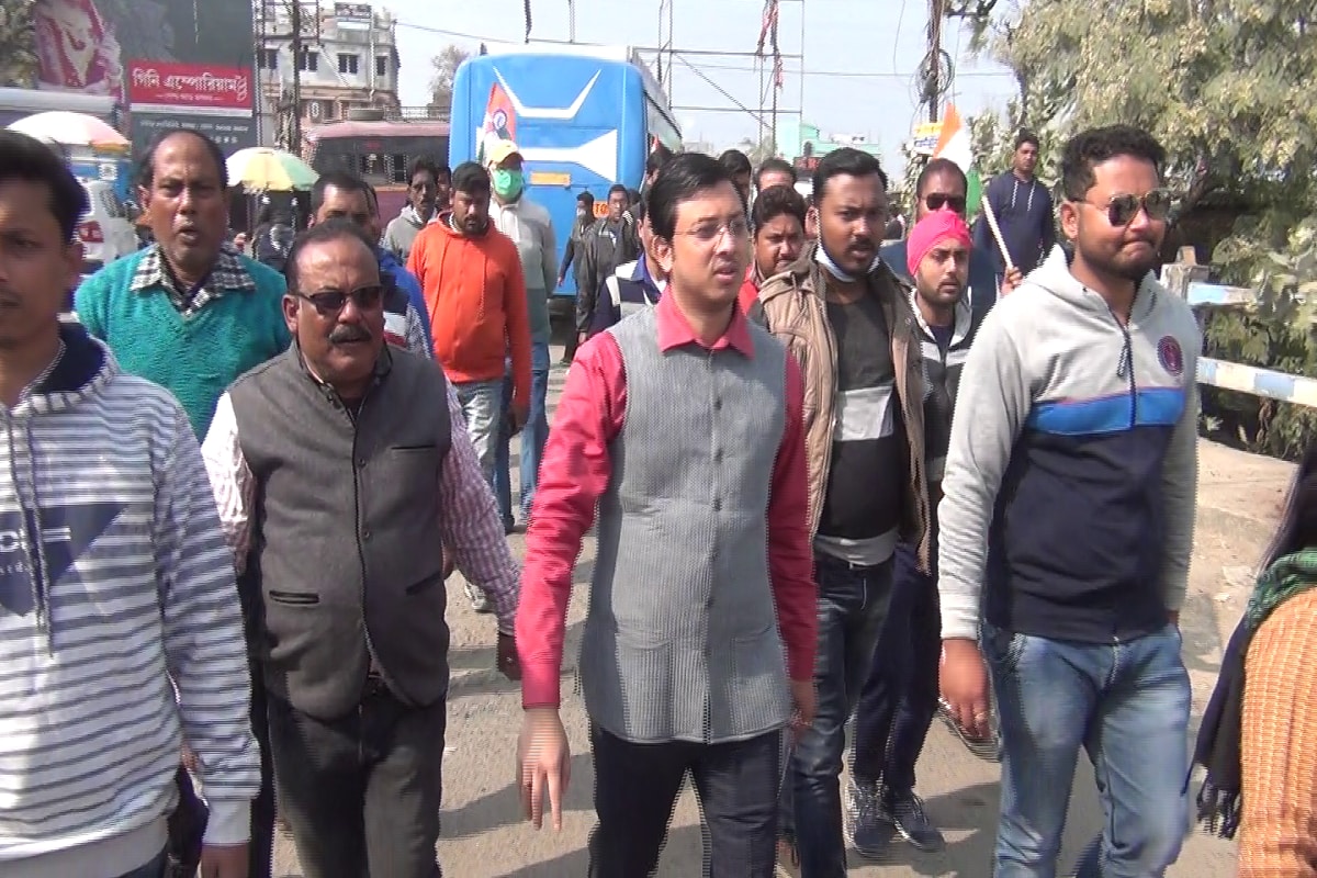 গত কয়েক মাসে বারবারই লাফিয়ে লাফিয়ে দাম বেড়েছে পেট্রোপণ্যের। তৃণমূল নেত্রী সোমবারই অভিযোগ করেন, বিজেপি সরকার সাত থেকে আটবার পেট্রোপণ্যের দাম বাড়িয়েছে। এর ওপর বাজেটে পেট্রোপণ্যের উপর সেস বসানো নিয়ম আগেই সরব হয় তৃণমূল। আর এদিন মালদহে আন্দোলনে নেমে পড়ে যুব তৃণমূল। দুপুর নাগাদ মালদহের নিয়ন্ত্রিত বাজারের কাছে মালদহ জেলা পরিষদের বিজেপি সদস্য উজ্জ্বল চৌধুরীর পেট্রলপাম্পের সামনে জড়ো হন যুব তৃণমুলের নেতাকর্মীরা। নেতৃত্বে ছিলেন জেলা যুব সভাপতি প্রসেনজিৎ দাস। গত কয়েক মাসে বারবারই লাফিয়ে লাফিয়ে দাম বেড়েছে পেট্রোপণ্যের। তৃণমূল নেত্রী সোমবারই অভিযোগ করেন, বিজেপি সরকার সাত থেকে আটবার পেট্রোপণ্যের দাম বাড়িয়েছে। এর ওপর বাজেটে পেট্রোপণ্যের উপর সেস বসানো নিয়ম আগেই সরব হয় তৃণমূল। আর এদিন মালদহে আন্দোলনে নেমে পড়ে যুব তৃণমূল। দুপুর নাগাদ মালদহের নিয়ন্ত্রিত বাজারের কাছে মালদহ জেলা পরিষদের বিজেপি সদস্য উজ্জ্বল চৌধুরীর পেট্রলপাম্পের সামনে জড়ো হন যুব তৃণমুলের নেতাকর্মীরা। নেতৃত্বে ছিলেন জেলা যুব সভাপতি প্রসেনজিৎ দাস।