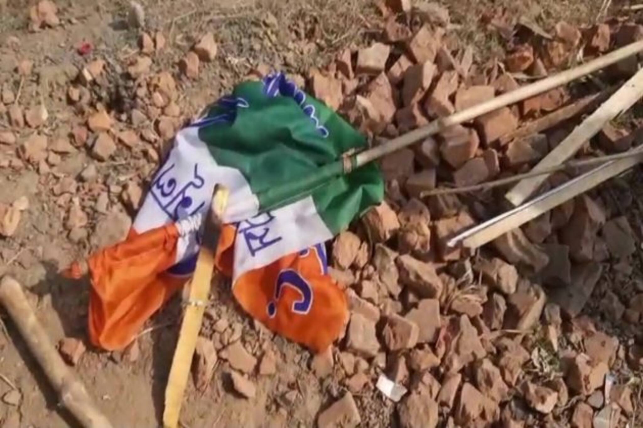 জামালপুরে তৃণমূলের ফ্লেক্স ও পতাকা পোড়া অবস্থায় উদ্ধার, উত্তেজনা ছড়াল নিমেষে