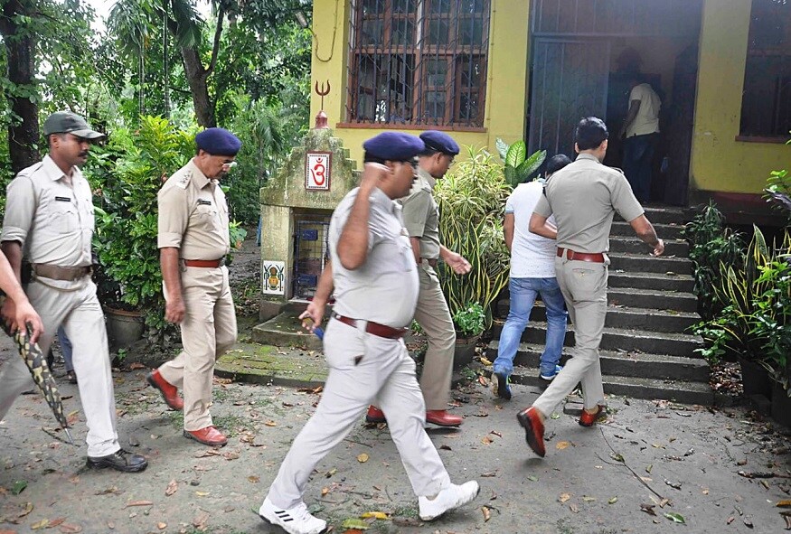 নরেন্দ্রপুর থানার পুলিশ দেখে বাথরুমের মেঝেতে দুটি আলাদা ট্রলি ব্যাগ বন্দি স্বামী স্ত্রীর পচাগলা দেহ।দুজনের দেহেই আঘাতের চিহ্ন রয়েছে। তবে আলপনার হাত ও পা বাঁধা ছিল।দুর্গন্ধ বের হচ্ছিল। কয়েকদিন আগেই তাঁদের খুন করা হয়েছিল বলে প্রাথমিক তদন্তে জানতে পেরেছিল পুলিশ।ঘটনাস্থল থেকে ফরেনসিক টিম নমুনা সংগ্রহ করেছিল। Input- Arpan Mondal নরেন্দ্রপুর থানার পুলিশ দেখে বাথরুমের মেঝেতে দুটি আলাদা ট্রলি ব্যাগ বন্দি স্বামী স্ত্রীর পচাগলা দেহ।দুজনের দেহেই আঘাতের চিহ্ন রয়েছে। তবে আলপনার হাত ও পা বাঁধা ছিল।দুর্গন্ধ বের হচ্ছিল। কয়েকদিন আগেই তাঁদের খুন করা হয়েছিল বলে প্রাথমিক তদন্তে জানতে পেরেছিল পুলিশ।ঘটনাস্থল থেকে ফরেনসিক টিম নমুনা সংগ্রহ করেছিল। Input- Arpan Mondal
